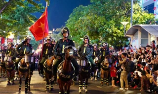 Hàng nghìn người hò reo cổ vũ Cảnh sát cơ động kỵ binh biểu diễn đêm 30/4 