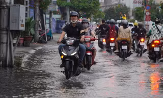 Đường ngập do triều cường, người dân TPHCM chật vật lội nước về nhà