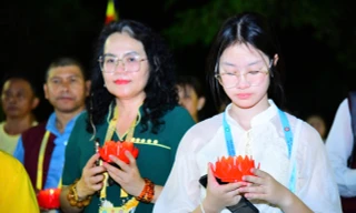 Thả 35.000 hoa đăng cầu quốc thái dân an 