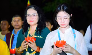 Thả 35.000 hoa đăng cầu quốc thái dân an 