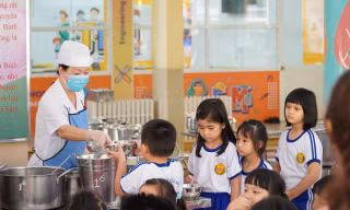 6 trường học ở TPHCM tổ chức lại bữa ăn bán trú từ đầu tuần sau