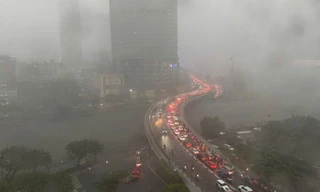 TPHCM mưa trái mùa như trút, người dân không kịp trở tay