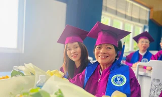 Cụ bà U70 nhận bằng thạc sĩ Luật