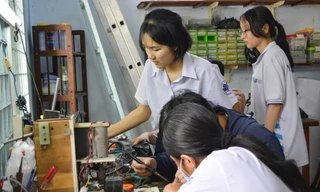 Học sinh thích mê khi được học hàn mạch điện, thiết kế bản mạch miễn phí trong kỳ nghỉ hè