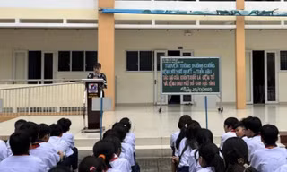 Nữ sinh tố nhà trường xử ép, "xin không bao giờ cắp sách đến trường" bị đình chỉ học 7 ngày