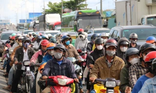 Người dân đội nắng ùn ùn quay lại TPHCM sau kỳ nghỉ lễ 30/4 