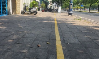 Kẻ vạch vỉa hè, cho xe máy đỗ miễn phí tại nhiều tuyến đường trung tâm TPHCM