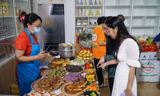 Phiên chợ bán bánh chưng đất Tổ ngày 24 Tết 