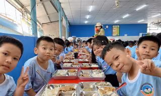 Hiệu trưởng phải gửi hình ảnh suất ăn của học sinh về Phòng GD&ĐT mỗi ngày 