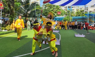 Học sinh TPHCM thích thú khi hoá thân thành nữ tướng cưỡi voi đánh trận