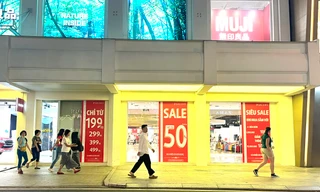 Black Friday mở sớm, hàng hiệu 'sale chồng sale' vẫn ế chỏng chơ 