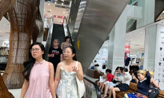 Nắng nóng rát mặt, người dân TPHCM đổ xô đến trung tâm thương mại