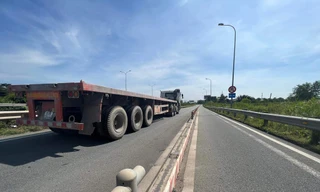 Dải phân cách đường dẫn cao tốc tại TPHCM 'bốc hơi' nhiều đoạn