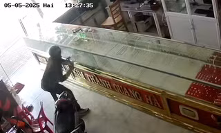 Găng tay dính máu vạch mặt kẻ cướp tiệm vàng; Lý do nhà ga T3 sân bay Tân Sơn Nhất bị dột