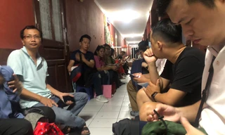 Phụ huynh ở TPHCM xếp hàng xuyên đêm chờ mua hồ sơ vào lớp 1 cho con 