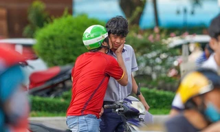 TPHCM: Cha mẹ ôm hôn động viên con trước khi thi môn Văn lớp 10