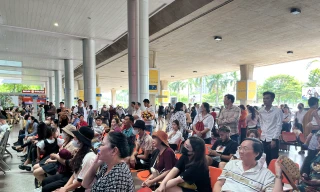 Đông nghịt người tới sân bay Tân Sơn Nhất đón người nhà dịp Tết Dương lịch