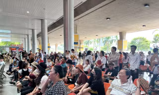Đông nghịt người tới sân bay Tân Sơn Nhất đón người nhà dịp Tết Dương lịch