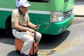 Người đàn ông 'cưỡi' vali bon bon trên phố là ai?; 3 cuộn vải rơi đè bảo vệ tử vong