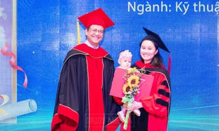 Mẹ bỉm sữa ẵm con 8 tháng tuổi lên nhận bằng thạc sĩ khiến hội trường bất ngờ