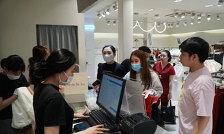 Giới trẻ TPHCM chen chân 'sắm đồ Tết' tới nửa đêm 