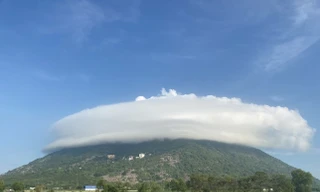 'Đĩa bay' xuất hiện ở 'nóc nhà' Đồng Nai; Bơi xuồng trong sân trường ở TP Biên Hòa