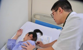 Tê tay, đau cổ tưởng thoái hóa – hóa ra u tủy cổ suýt liệt toàn thân