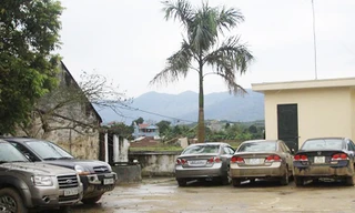 Một số ô tô tang vật đang để tại sân UBND xã Tiến Xuân