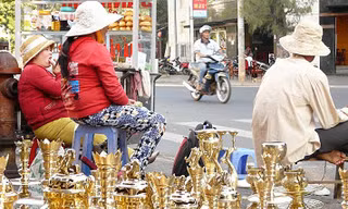 Nghề lạ ngày Tết: Đánh bóng lư đồng