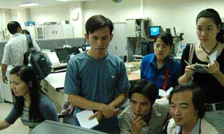 Sinh viên đi thực tập bưng bê, đóng dấu