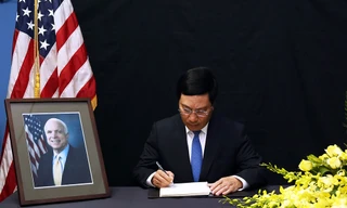 Phó Thủ tướng Phạm Bình Minh viếng Thượng nghị sĩ John McCain