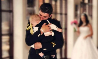 Một lính Anh ôm con trai bé bỏng