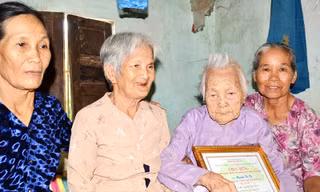 Mẹ liệt sĩ minh mẫn tuổi 120