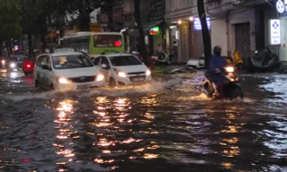 Đường Sài Gòn lại thành sông sau mưa