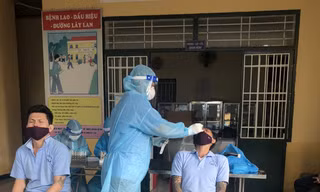 Xét nghiệm cho cán bộ học viên tại Cơ sở cai nghiện Bố Lá- ảnh Sở LĐTBXH TPHCM