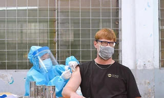 'Dân Tây' đi tiêm vắc xin ở Sài Gòn