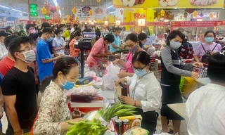 Siêu thị ở Sài Gòn ken cứng người đi sắm Tết