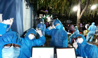 Sinh viên y khoa không quản khó khăn ngày đêm lấy mẫu xét nghiệm suốt hơn 1 tháng qua