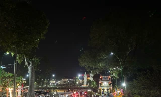 Sau giao thừa, hàng nghìn người dân đi lễ xin lộc tại ngôi chùa lớn nhất Đông Nam Bộ