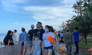 Vũng Tàu cấm tắm, du khách ngậm ngùi ngồi bờ kè ngắm biển