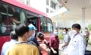 Các bác sĩ 'hai ba lô' lại lên đường vào tâm dịch COVID-19