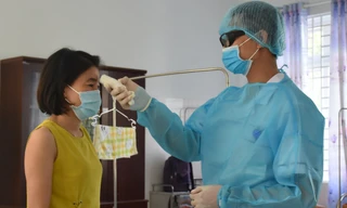 Kiểm tra thân nhiệt một người đang cách ly ở Bà Rịa- Vũng Tàu