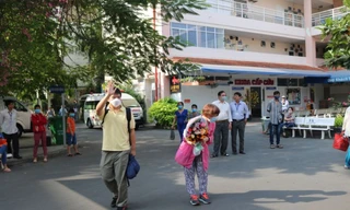 Mẹ con được đoàn tụ sau 14 ngày cách ly vì nhiễm virus corona