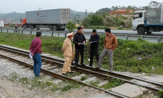 Các ngành chức năng ở Lạng Sơn thường xuyên kiểm tra, đôn đốc nhưng những vi phạm ATGT trên tuyến đường sắt vẫn chưa xử lý dứt điểm -Ảnh: Duy Chiến 