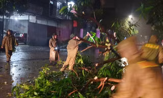 Xuyên đêm làm nhiệm vụ ứng phó với mưa bão. 
