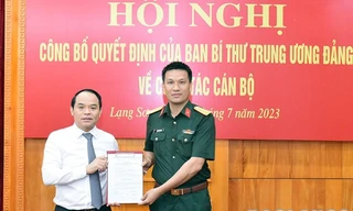 Đại tá Trần Xuân Mạnh (bìa phải) nhận Quyết định. (ảnh: Đ.Q)