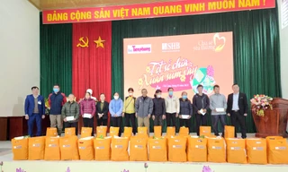 30 hộ dân nghèo ở thị trấn Đồng Mỏ nhận quà tết của chương trình -Ảnh: Duy Chiến 