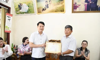 Với tấm gương dũng cảm cứu người, ông Bế Công Đoàn (bìa phải, giữa) được tặng Bằng khen -Ảnh: TL