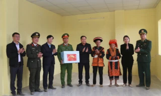 Người dân tộc dao trên đỉnh Mẫu Sơn được ở trong căn nhà mới khang trang. 