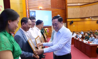 Phóng viên báo Tiền Phong nhận Bằng khen của Chủ tịch UBND tỉnh Lạng Sơn. 